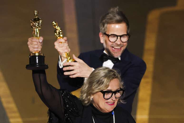 Christian M. Goldbeck e Ernestine Hipper comemoram vitória de melhor trilha sonora no Oscar