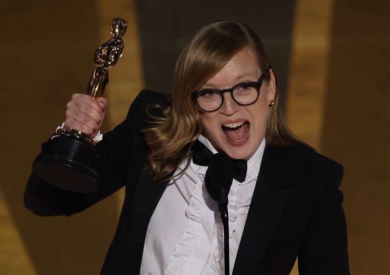 Sarah Polley recebe o Oscar de melhor roteiro adaptado por Entre Mulheres (Women Talking) 
