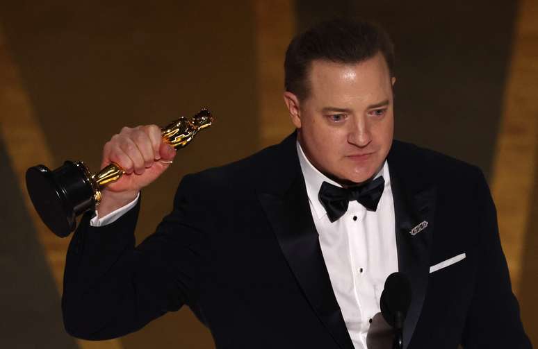 Brendan Fraser se emociona ao receber o Oscar de melhor ator por A Baleia 