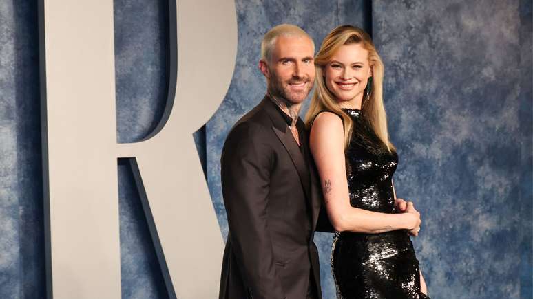 Adam Levine e Behati Prinsloo posam juntos em After Party do Oscar após escândalo envolvendo traição