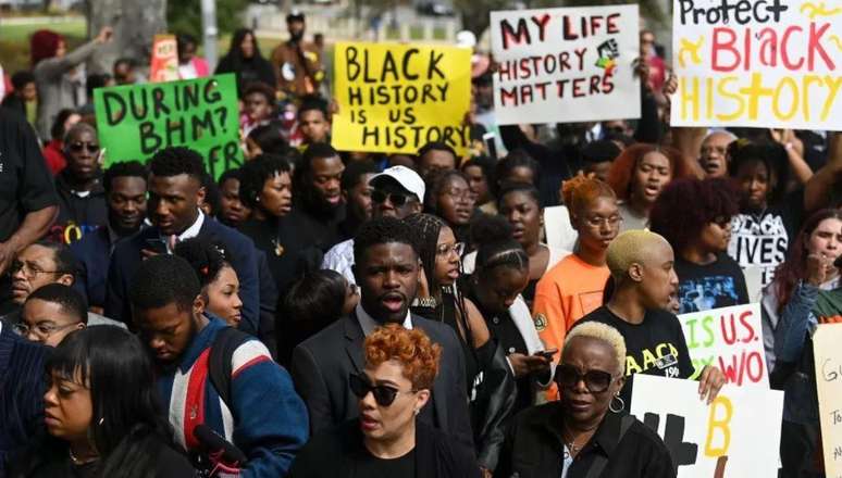 Protesto contra planos da Flórida relacionados ao ensino da história negra; professores dizem temer ser alvo de processos judiciais