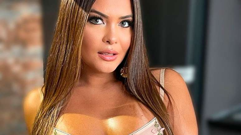 Geisy Arruda nearly let her breasts slip while posing in low cut lingerie