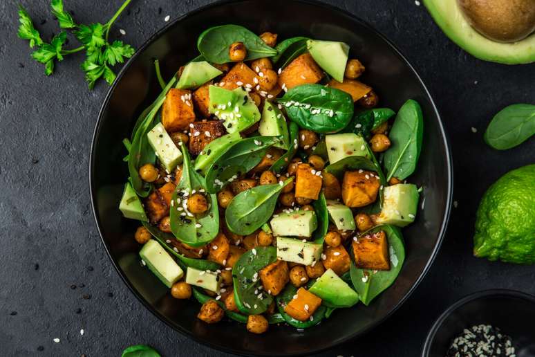 Salada de batata-doce com espinafre 