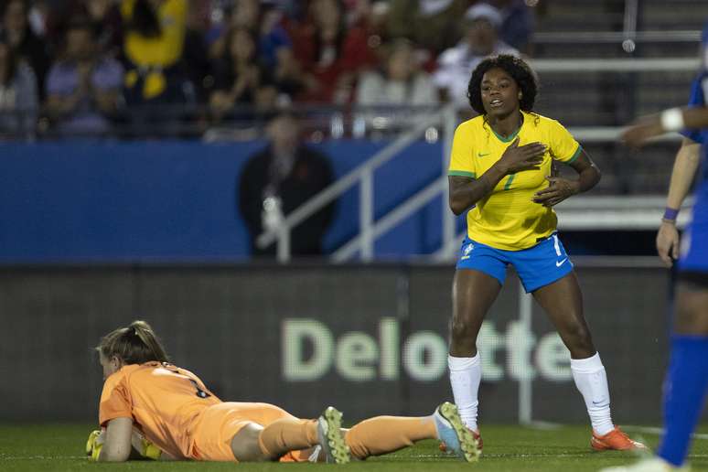 Seleção Brasileira jogará com nova camisa azul em amistoso contra a  Inglaterra - Gazeta Esportiva