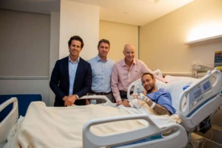 Neymar poses for a photo after the operation (Photo: Twitter/Paris Saint-Germain) Neymar poses for a photo after the operation (Photo: Twitter/Paris Saint-Germain)