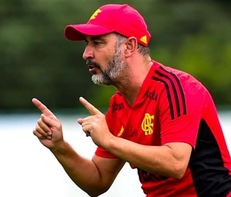 Vítor Pereira está por um triz no Flamengo