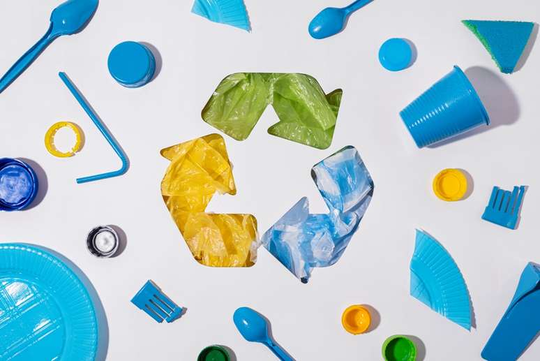 Indústria automotiva investe no uso de plástico reciclado, mostra estudo.