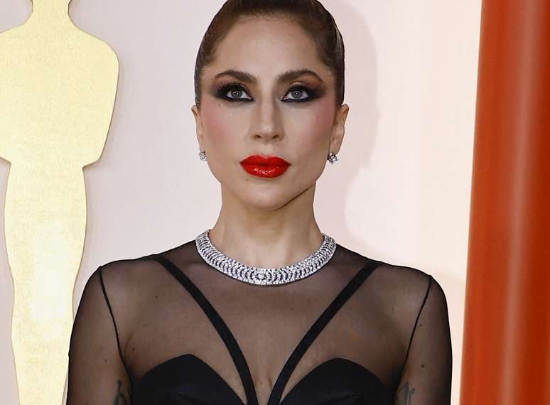 Lady Gaga no tapete champanhe do Oscar
