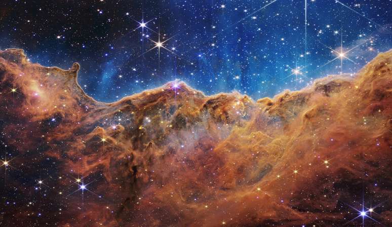 Webb revela "penhascos cósmicos": paisagem brilhante de nascimento de estrelas