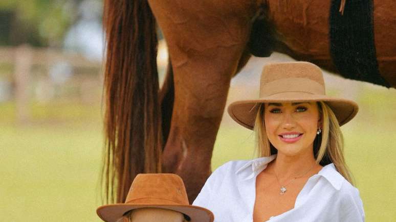 Ana Paula Siebert wears look to match daughter and charms: ‘Mini me’