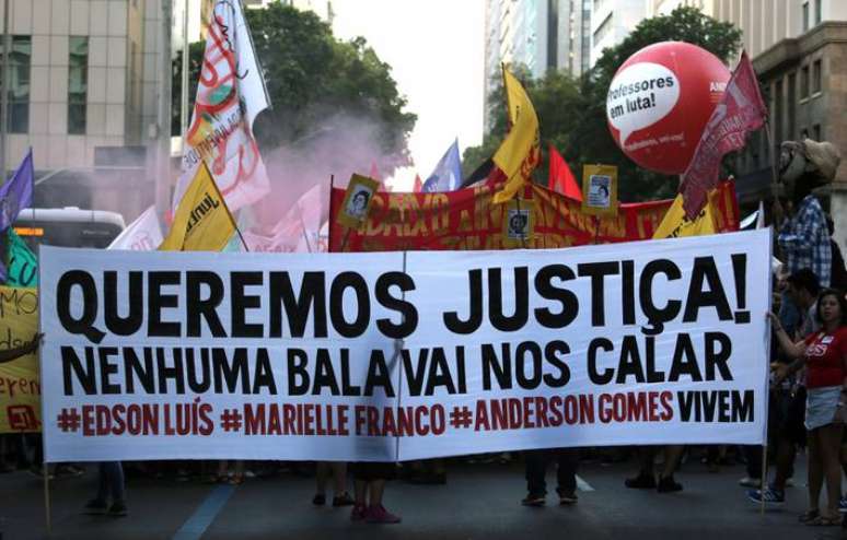 Manifestantes fazem protesto em memória do caso Marielle no centro do Rio.