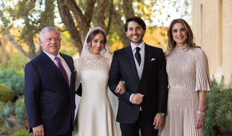 Vestido de noiva Dior, tiara de diamantes e mais: o casamento de luxo de Princesa Aman, filha de rainha Rania.