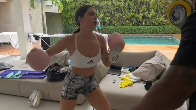 Jade Picon trains boxing in a R$ 154.99 top