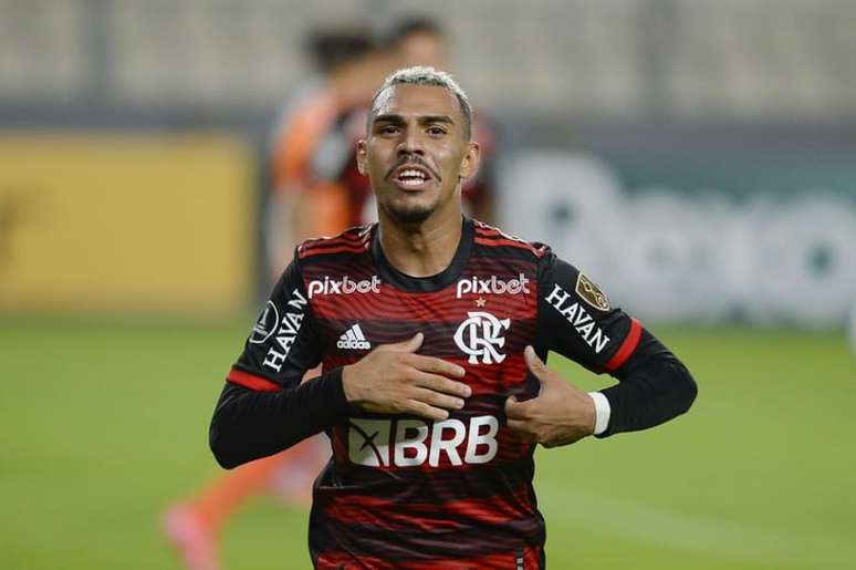 Matheuzinho, do Flamengo, desabafa nas redes sociais após sofrer lesão