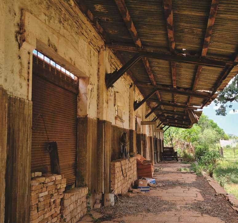 Estação ferroviária abandonada de Japurá (SP), construída em 1911