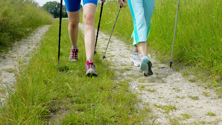 A caminhada nórdica, com bastões, e outros tipos de exercício desempenham papel importante no retiro para pais e filhos em licença de saúde
