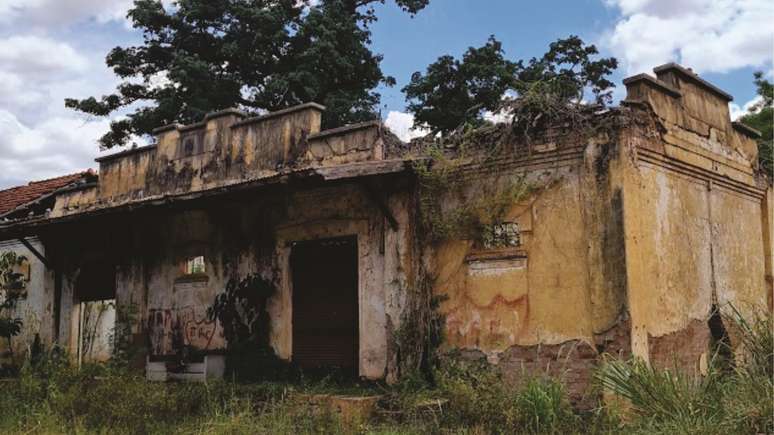 Frente da estação ferroviária abandonada de Japurá, construída em 1911