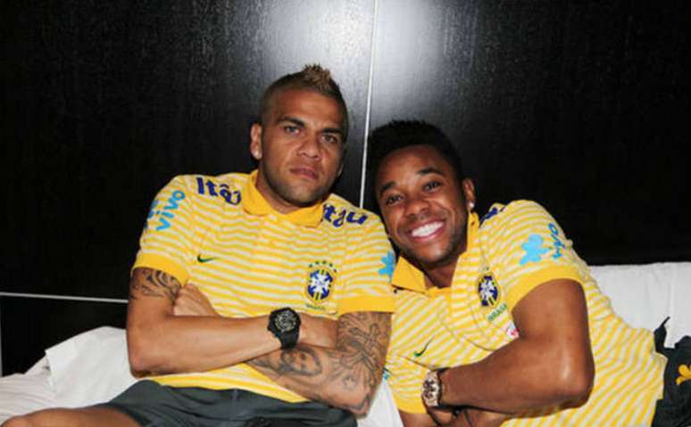 Pela Seleção Brasileira, Robinho fez 28 gols e disputou duas Copas do Mundo: 2006 e 2010. Nesta última, ele jogou com Daniel Alves. Este também está com 39 anos e está preso preventivamente na Espanha, onde está sendo investigado por estupro.