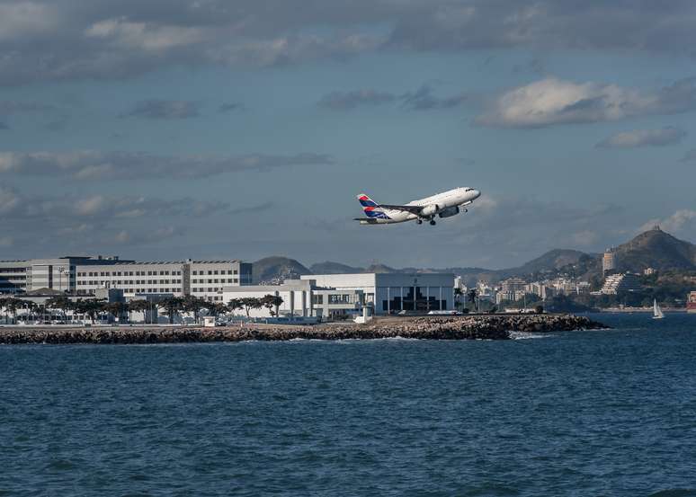 Avião decolando no Aeroporto Santos Dumont, no Rio de Janeiro.