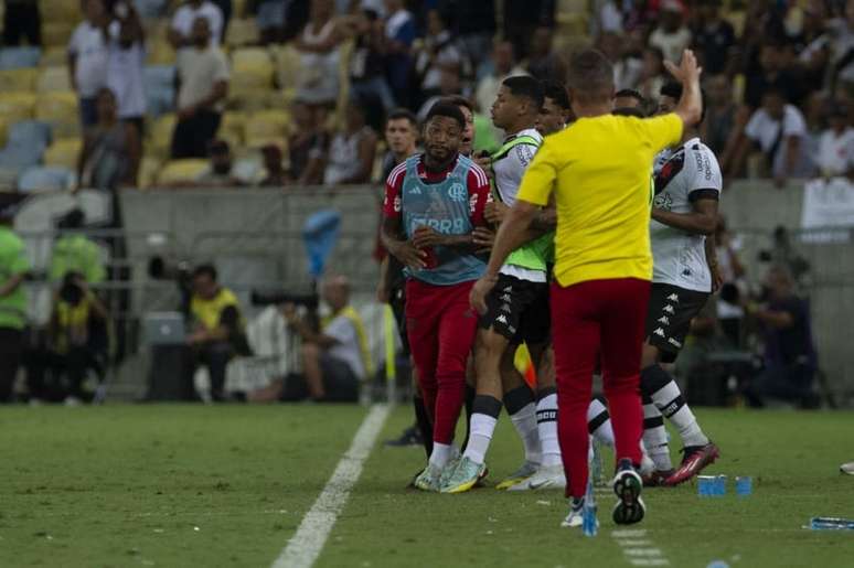 Goleiro é alvo de fogos, ex-Vasco faz gesto obsceno, e jogo do