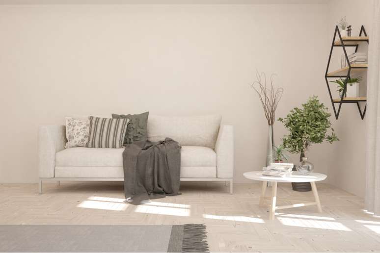 Sala de estar em tons claros amplia o ambiente 