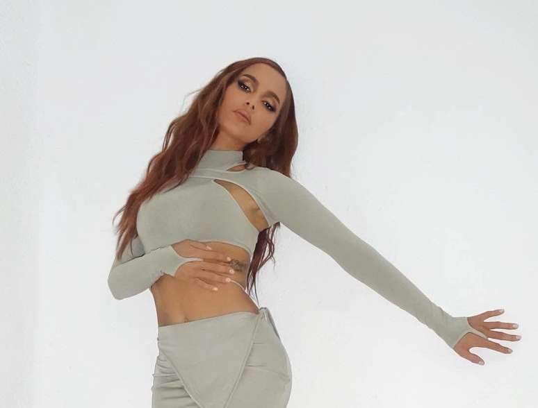 1 piece, 2 looks: Anitta wears a top in social and sports production