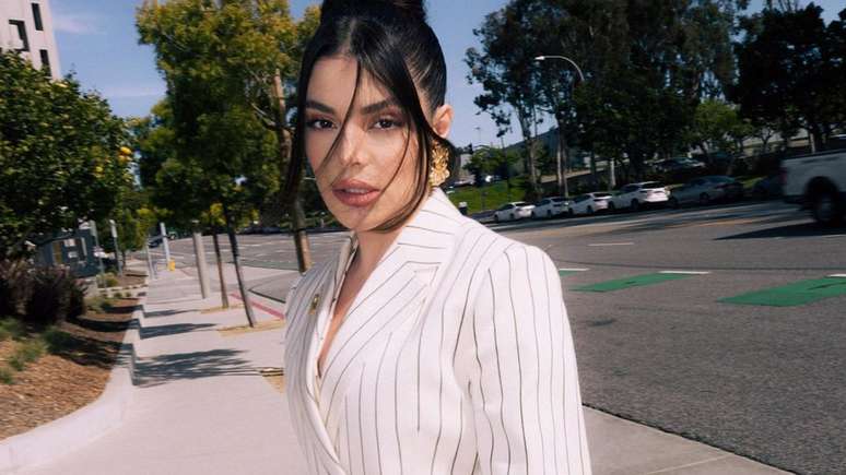 Gkay shows off cleavage with a narrow Hollywood look