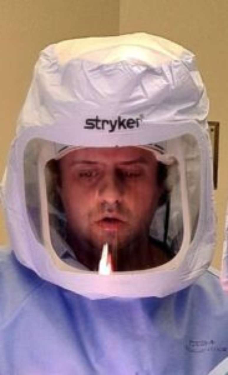 Dr. Pedro Baches Jorge se preparando para operar