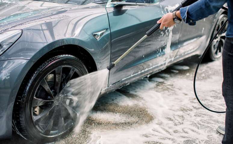 Lavar carros pode ser uma &oacute;tima op&ccedil;&atilde;o, especialmente se voc&ecirc; estiver na praia 