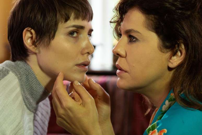 Leticia Colin e B&aacute;rbara Paz contracenam no longa de J&uacute;lia Rezende