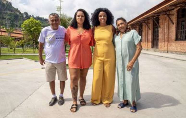 A diretora do instituto Marielle, Lígia Batista, (de amarelo), recebe pai, filha e mãe da vereadora