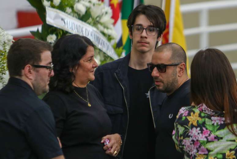 Badauí, vocalista do CMP 22, prestou homenagem a Canisso ao lado da esposa do músico.