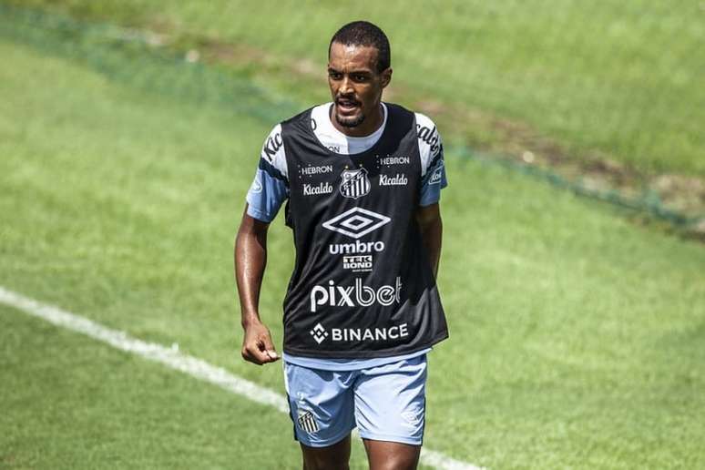 Why did Santos reevaluate the departure of defender Luiz Felipe?