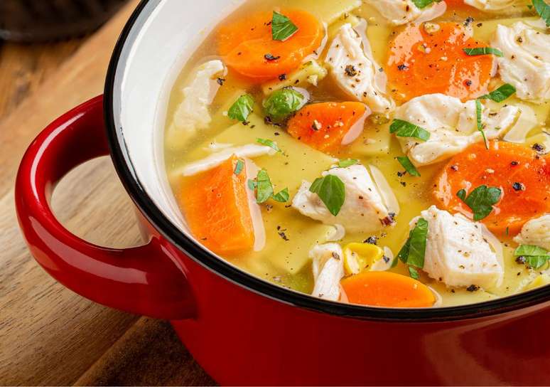 Caldo de frango com legumes é um exemplo de caldos quentes