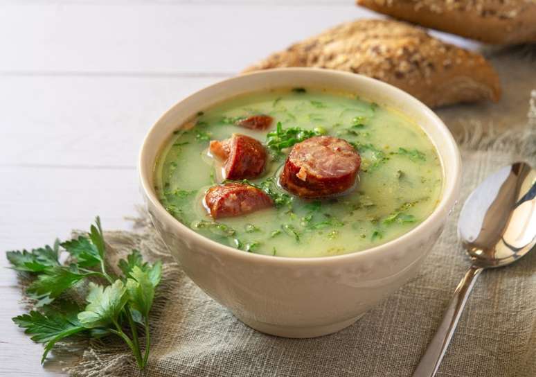 Caldo verde de chuchu é apenas um dos tipos de caldos quentes para provar a aprovar