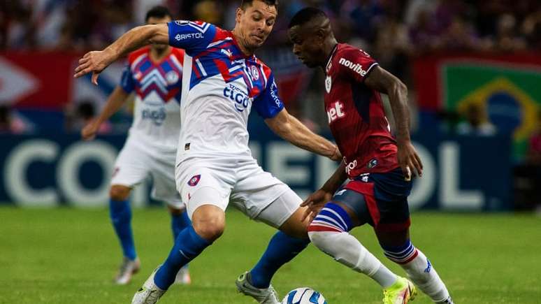 Na ida, vitória dos paraguaios por 1 a 0, gol de Churín (Thiago Gadelha/AFP)