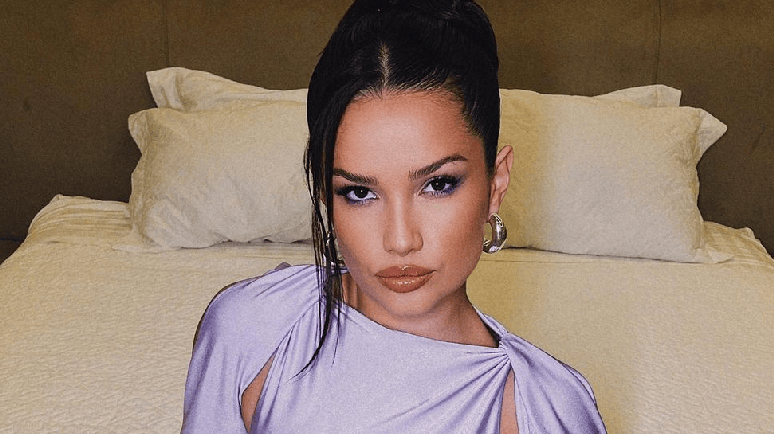With a glued look, Juliette steals the show and exudes beauty on the web