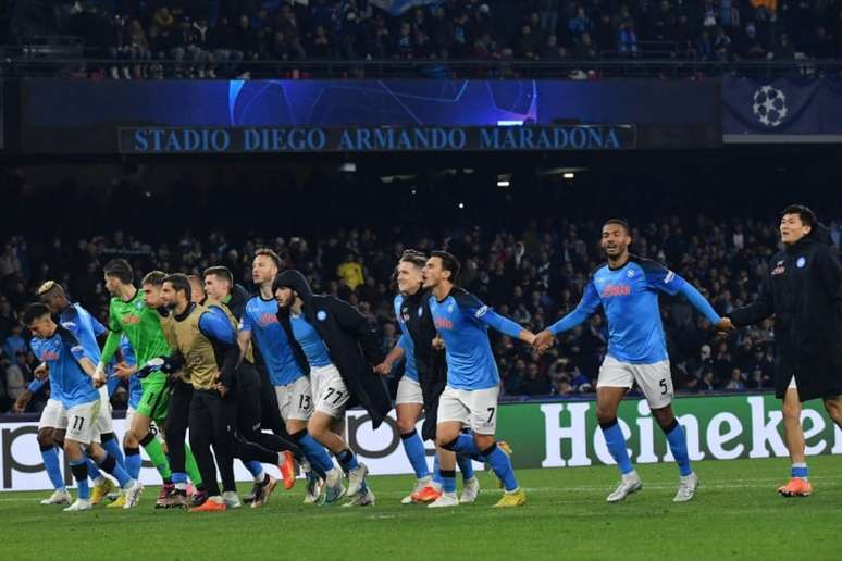 Jogadores do Napoli comemoram classificação histórica (Foto: TIZIANA FABI / AFP)