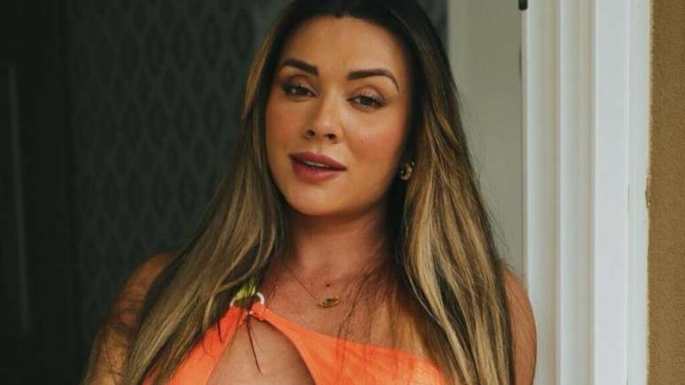 Juju Salimeni breaks the web with a giant butt when wearing a deep cut swimsuit