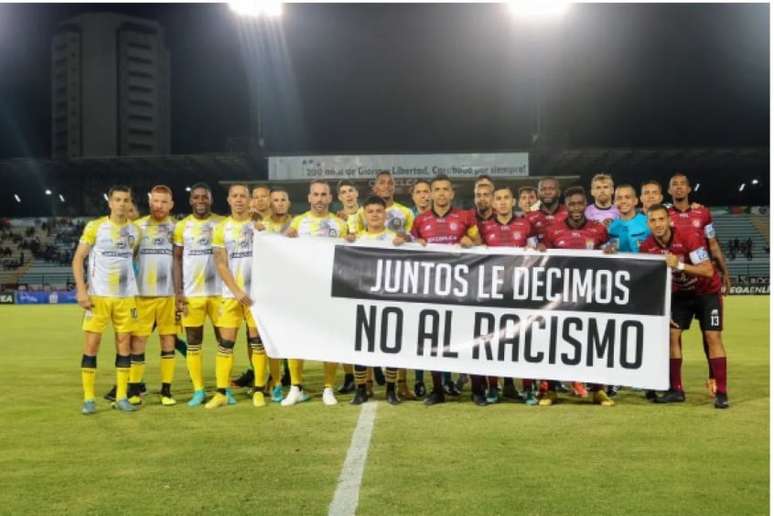 Carabobo-VEN fez ação contra o racismo após os insultos racistas de parte da sua torcida- (Foto: Pedro Souza/Atlético-MG)