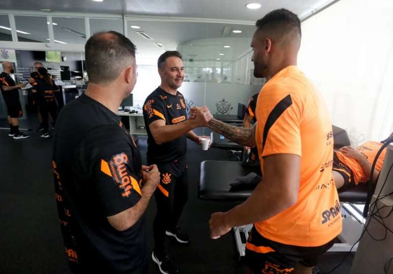 Ex-auxiliar do Corinthians expõe mágoa de Renato Augusto com Vítor Pereira: 