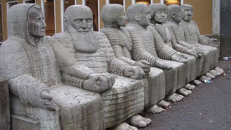 Paulo Freire &eacute; a segunda figura, da esq. para a dir., nesta escultura de 1976 de Nye Engstr&ouml;m. A obra fica em Estocolmo, na Su&eacute;cia