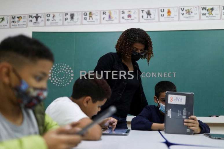 Professora ajuda alunos em sala de aula em São Paulo
23/06/2022
REUTERS/Amanda Perobelli