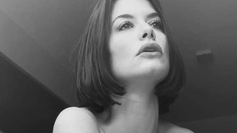 Alinne Moraes drops her strap and almost shows too much in a mirror photo