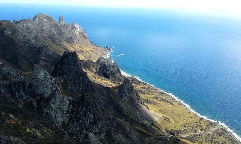 Pesquisadores encontram rochas plásticas "assustadoras" em ilha remota no litoral brasileiro