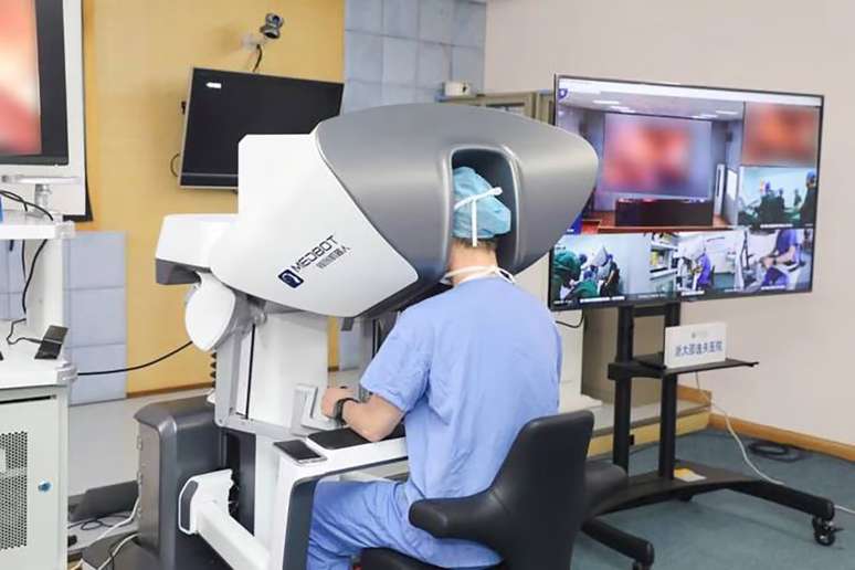 A tecnologia 5G e robótica permite que cirurgiões em uma parte da China realizem operações em pessoas em outro local.