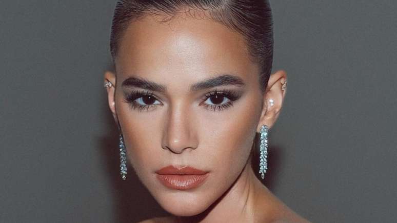 Bruna Marquezine dazzles at an international event with an extravagant strapless fall look