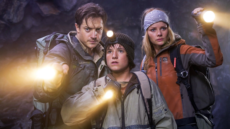 Brendan Fraser, Josh Hutcherson e Anita Briem em cena de Viagem ao Centro da Terra.