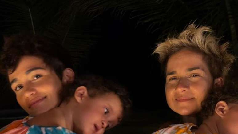 Nanda Costa posts an old photo and shocks fans by showing the resemblance to one of the twins