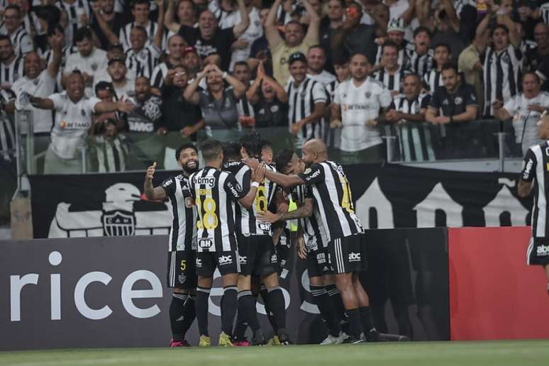 Com dois de Paulinho e um de Hulk, todos na segunda etapa, Galo selou a classificação no Mineirão - (Pedro Souza/Atlético-MG)